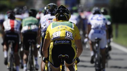 Thomas Voeckler, alors maillot jaune, entre&nbsp;Pinerolo et le Galibier Serre-Chevalier, le 21 juillet 2011. (LIONEL BONAVENTURE / AFP)