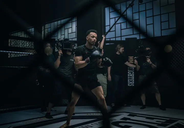 Le comédien Melvin Boomer joue le rôle d'un champion de MMA dans la série "La Cage". (NETFLIX)