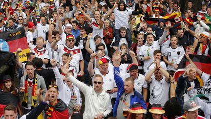 Les supporters allemands &agrave; Lille, dimanche 12 juin, pour le match Allemagne-Ukraine, dans le cadre de l'Euro. (THIBAULT VANDERMERSCH / EPA)