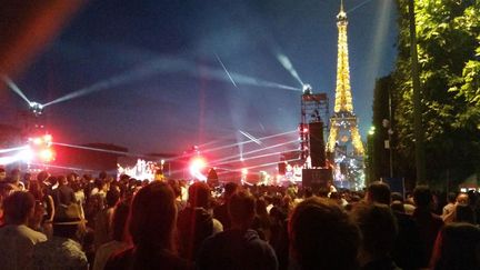  (Plus de 80.000 personnes ont assisté au concert jeudi soir sur la fan-zone de la Tour Eiffel à Paris © Radio France / Mathilde Lemaire)