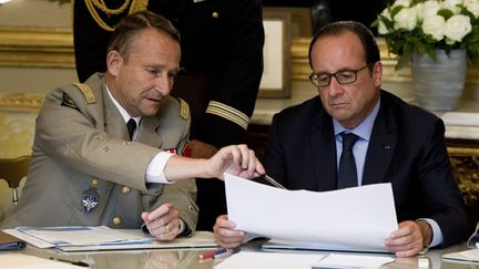 &nbsp; (Pierre de Villiers avec François Hollande © MAXPPP)