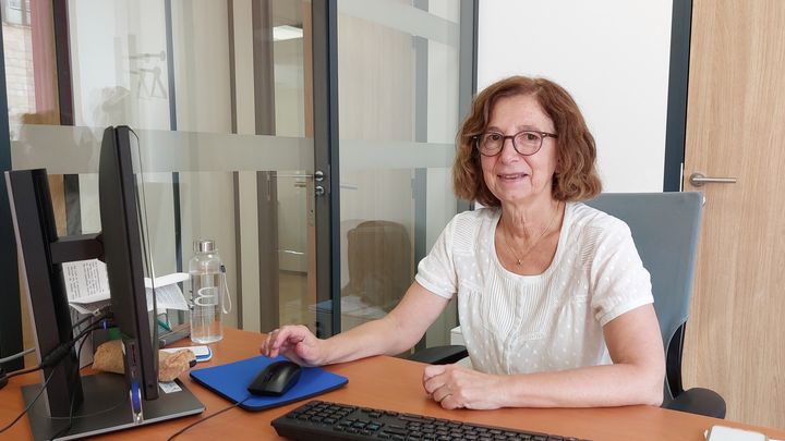 Régine Montfront, volunteer for the Crésus association. (AGATHE MAHUET / RADIOFRANCE)