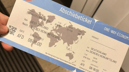 En Allemagne, l'extrême droite allemande distribue des tracts anti-migrants sous forme de billets d'avion