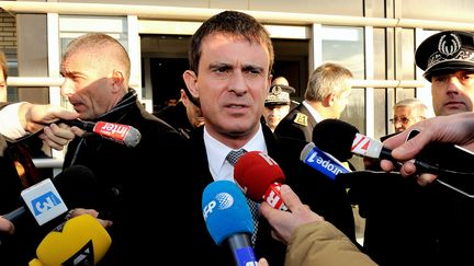 Le ministre de l'Int&eacute;rieur, Manuel Valls, r&eacute;pond aux journaliste le 12 d&eacute;cembre 2013, &agrave; Coquelles (Pas-de-Calais).&nbsp; (PHILIPPE HUGUEN / AFP)
