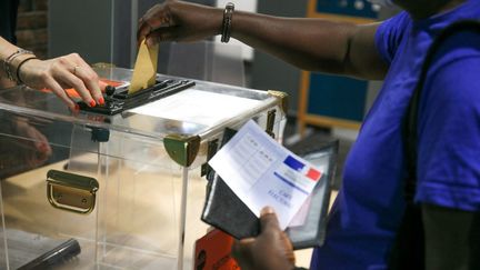 Dans un bureau de vote de Valence (Drôme), le 27 juin 2021, lors du second tour des élections régionales et départementales. (NICOLAS GUYONNET / HANS LUCAS / AFP)