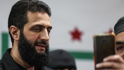 Abou Mohammed al-Joulani, chef du groupe islamiste Hayat Tahrir al-Sham, lors d'une conférence de presse le 12 mars 2024, dans le nord de la Syrie. (OMAR HAJ KADOUR / AFP)