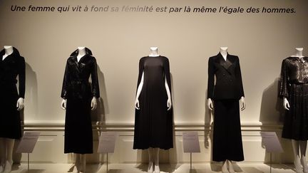 Aux robes de scène en blanc ou noir s'oppose un vestiaire de jour marqué par la mode hippie, avec ses imprimés fleuris et ses inspirations
ethniques.
 (Corinne Jeammet)