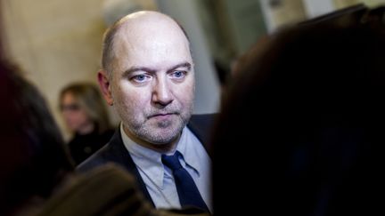 Le député EELV Denis Baupin répond à la presse après une séance de questions au gouvernement à l'Assemblée, le 25 novembre 2014. (CITIZENSIDE / AURELIEN MORISSARD / AFP)