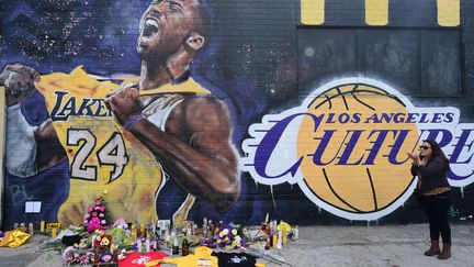 Une fresque murale en hommage à Kobe Bryant (FREDERIC J. BROWN / AFP)