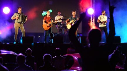 Fête de la musique le 21 juin 2020 à Tarbes dans les Hautes Pyrénées durant le premier déconfinement, un drive in concert en voitures, boulevard des airs.&nbsp; (LAURENT DARD / MAXPPP)