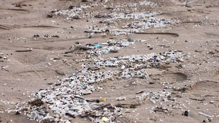 Billes de plastique sur une plage à Salou (Espagne), en novembre 2020. (GOOD KARMA PROJECTS)