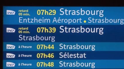 Ce devait être une révolution pour simplifier la vie des usagers. Finalement, le RER de Strasbourg ne fonctionne pas du tout comme prévu : les retards s'accumulent, de nombreux trains sont supprimés, et les petites gares sont oubliées. (FRANCE 2)