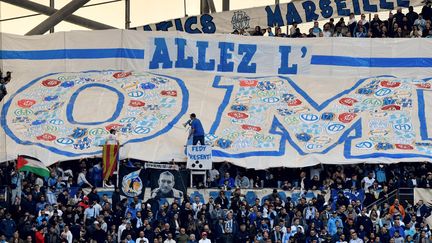 Les supporters de l'Olympique de Marseille brandissent une banderole avant le match de Ligue 1 entre l'OM et Nantes au Vélodrome de Marseille, le 22 février 2020.
