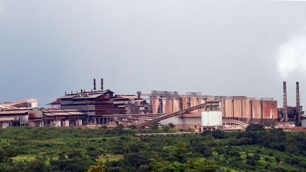 Mine de fer et usine d'extraction d'alumine exploitée entre 1960 et 2002 par une entreprise russe. La Guinée dispose de très importantes réserves de fer. Fria, à 160 km au nord de Conakry, le 3 août 2012. (CELLOU BINANI / AFP)