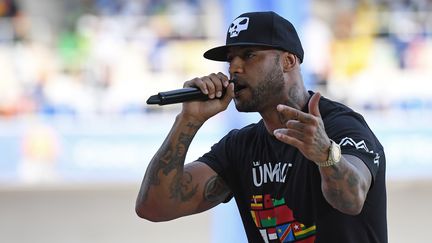 Booba&nbsp;lors de la cérémonie d'ouverture de la Coupe d'Afrique des nations, le 14 janvier 2017, à&nbsp;Libreville&nbsp;(Gabon). (GABRIEL BOUYS / AFP)