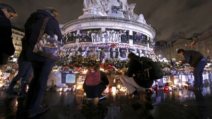 Le même phénomène se produit après les attentats du 13 novembre. La place incarne la mémoire des victimes des attentats. On rallume les bougies, on rafraîchit les fleurs. Des bénévoles entretiennent le mémorial improvisé.&nbsp; (JACKY NAEGELEN / REUTERS)