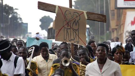 Marche, à Kampala, de militants homosexuels contre la loi anti-homosexualité le 11 août 2014  
 (ISAAC KASAMANI / AFP)