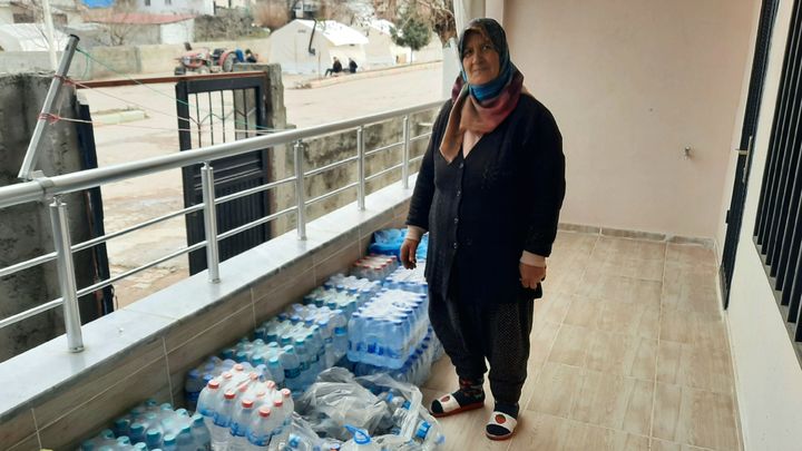 Hatice a reçu de l'eau en bouteille de la part des autorités, à Golbasi, en Turquie, le 21 février 2023. (GILLES GALLINARO / RADIO FRANCE)