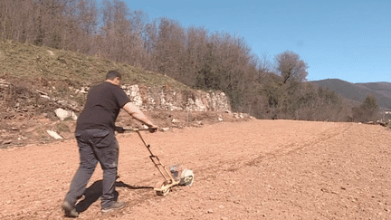 Après un été 2022 très sec, les premiers mois de 2023, où la pluie se fait rare, inquiètent les agriculteurs. Obligés d’arroser pour sauver leurs cultures, ils craignent des restrictions. (FRANCEINFO)