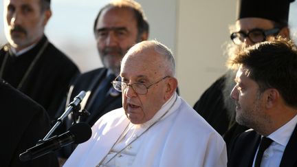 Le pape François lors d'une cérémonie de recueillement interreligieux devant le mémorial des marins et migrants perdus en mer, à Marseille (Bouches-du-Rhône), le 22 septembre 2023. (NICOLAS TUCAT / AFP)