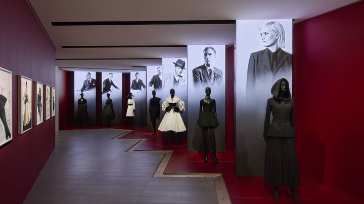 Nouvelle exposition à la Galerie Dior à Paris, juin 2024. (© Cecile Bortoletti/Madame Figaro ; © Willy Vanderperre/Art+Commerce ; © Peter Lindbergh ; © Droits réservés ; © Georges Saad ; © Association André Ostier ; © Willy Maywald/ADAGP, Paris, 2024 ; © Viviane Sassen)