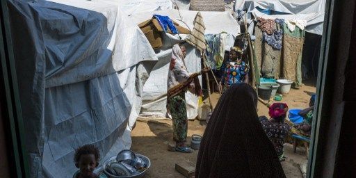 Réfugiés dans un camp de personnes déplacées à Bossangoa, au nord de Bangui. De nombreux réfugiés s'entassent ici, musulmans d'un côté, chrétiens de l'autre. (AFP/Fred Dufour)