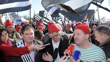 Le porte-parole des Bonnets rouges,&nbsp;Thierry Merret (&agrave; droite), l'administrateur de l'Institut de Locarn, Pierre Le Mat (au centre) et le maire DVG de Carhaix, Christian Troadec (&agrave; gauche), aux premiers &eacute;tats g&eacute;n&eacute;raux de Bretagne, &agrave; Morlaix (Finist&egrave;re), samedi 8 mars 2014. (FRED TANNEAU / AFP)