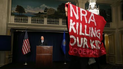 Un manifestant interrompt&nbsp;la conf&eacute;rence de presse du vice-pr&eacute;sident de la NRA, Wayne LaPierre, le 21 d&eacute;cembre 2012 &agrave; Washington (Etats-Unis). (ALEX WONG / GETTY IMAGES NORTH AMERICA / AFP)