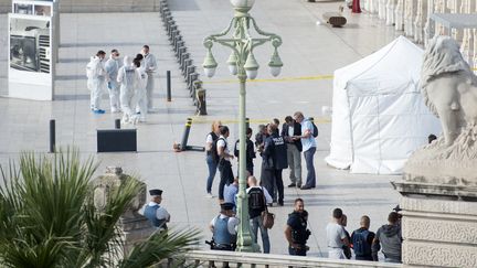 La police technique et scientifique&nbsp;devant la gare Saint-Charles à Marseille, après l'attaque au couteau qui a fait deux morts le 1er octobre 2017. (BERTRAND LANGLOIS / AFP)