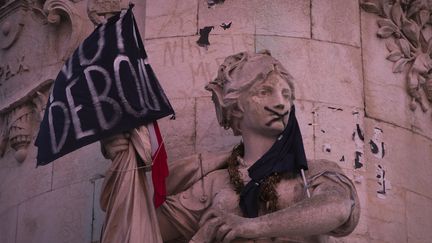 Détail de la statue de la place de la République, à Paris, le 9 avril 2016. (JOEL SAGET / AFP)