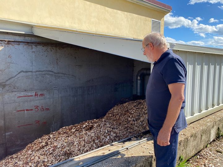 Le maire de Tramayes, devant le silo à bois. (BORIS LOUMAGNE)