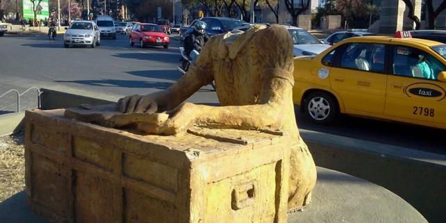 A Cordoba, le 23 août 2013 au petit matin, des passants découvrent que la statue en bronze d'Anne Frank a été décapitée. La sulpture avait été installée en plein centre de cette ville universitaire du nord ouest de l'Argentine. (D.R.)