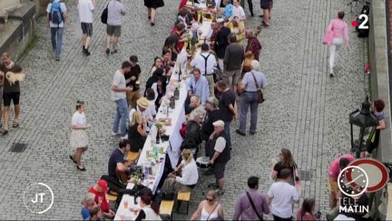 République tchèque : un banquet géant à Prague malgré l'épidémie