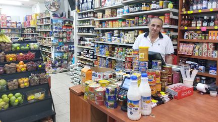 Gabriel dans son épicerie de Nethanya. (AGATHE MAHUET / FRANCEINFO / RADIO FRANCE)