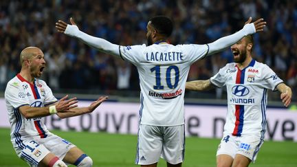 Alexandre Lacazette félicité par ses coéquipiers lyonnais Christophe Jallet et Sergi Darder  (PHILIPPE DESMAZES / AFP)