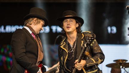 Pete Doherty et Carl Barat sur scène lors du festival Clockenflap, à Hong Kong, le 29 novembre 2015.&nbsp; (ANTHONY WALLACE / AFP)