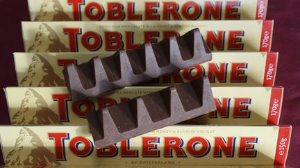 L'ancienne et la nouvelle forme des barres chocolatées Toblerone vendues&nbsp;au Royaume-Uni. (DARREN STAPLES / REUTERS)