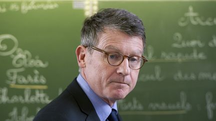 Vincent Peillon, le ministre de l'Education, visite une &eacute;cole &agrave; Bourges (Cher) le 15 f&eacute;vrier 2013. (ALAIN JOCARD / AFP)