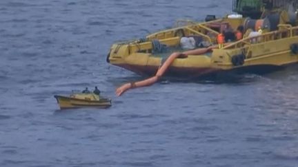 Installation de barrages flottants autour du Costa Concordia, au large des c&ocirc;tes de l'&icirc;le du Giglio, le 16 janvier 2012. (REUTERS)