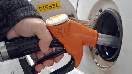 Un automobiliste fait le plein de son véhicule diesel à Lille, le 30 décembre 2010. (PHILIPPE HUGUEN / AFP)