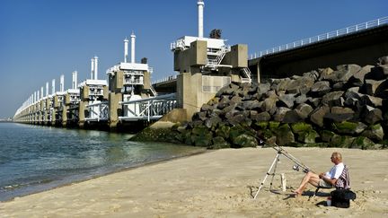 Le barrage anti-tempêtes&nbsp;de l'Escaut oriental qui mesure 9 km de long&nbsp; (KOEN VAN WEEL / ANP)