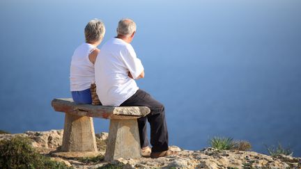 Un couple de retraités au bord de la mer. Photo d'illustration. (MAXPPP)