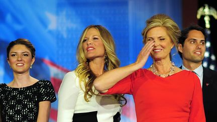 Sa femme,&nbsp;Ann Romney &nbsp;(en rouge), aussi salue les supporters r&eacute;publicains qui les ont soutenus toute la campagne.&nbsp; (EMMANUEL DUNAND / AFP)