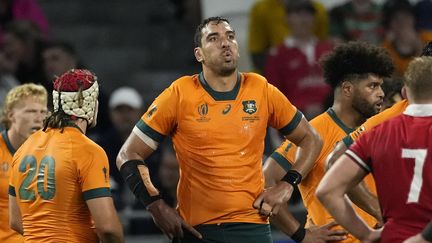 La déception du deuxième ligne australien Richie Arnold, lors du match de Coupe du monde entre le pays de Galles et l'Australie, le 24 septembre 2023 à Lyon. (CHRISTOPHE ENA / AP)