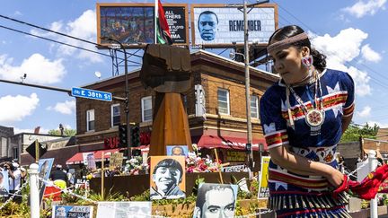 Les commémorations ont néanmoins pu sur poursuivre à ce croisement rebaptisé "place George Floyd" par les manifestants, avec notamment une danse tradionnelle de membres de l'American Indian Movement. (KEREM YUCEL / AFP)