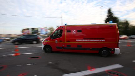 Un véhicule de pompiers s'engage sur une route de Montbéliard (Doubs), le 27 septembre 2017. (MAXPPP)