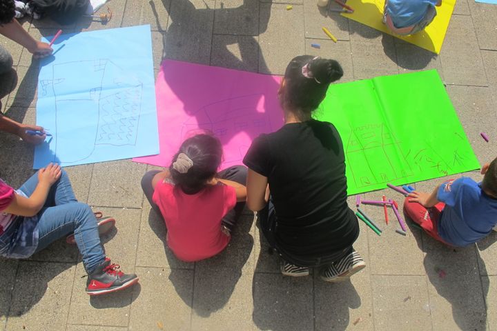 D'anciens habitants du bidonville du Samaritain, devant la mairie de La Courneuve (Seine-Saint-Denis), le 28 ao&ucirc;t 2015. (MARIE-ADELAIDE SCIGACZ / FRANCETV INFO)