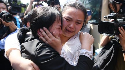 Kang Ying (à droite) a retrouvé sa famille le 3 avril 2018 à Chengdu (Chine). (AFP)