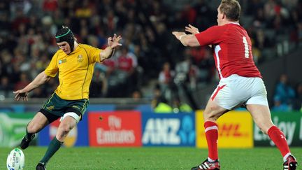 L'Australien Berrick Barnes tente un drop face au Gallois Gethin Jenkins durant le match le 21 octobre 2011. (GABRIEL BOUYS/AFP)