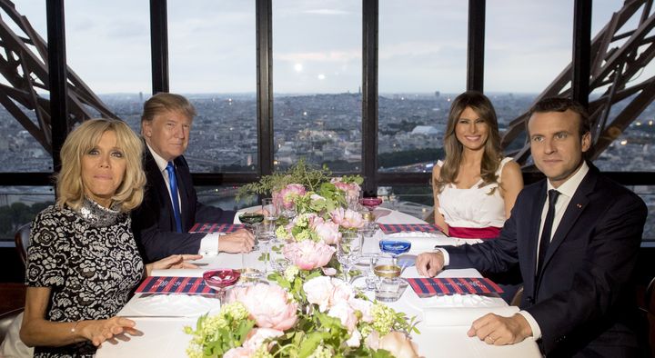 Brigitte Macron, Donald Trump, Melania Trump et Emmanuel Macron lors d'un dîner à&nbsp;la tour Eiffel, à Paris, le 13 juillet 2017. (SAUL LOEB / AFP)